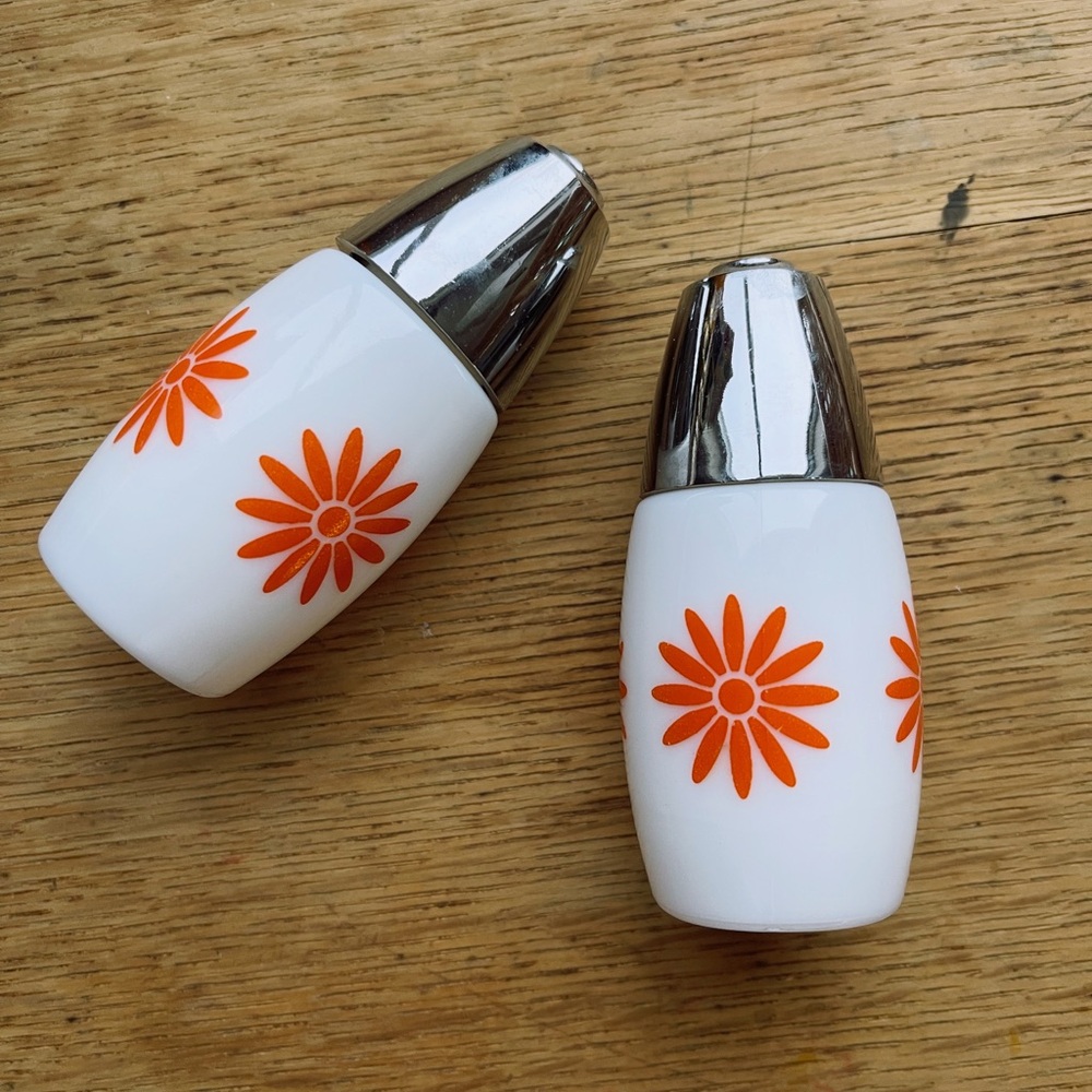 🍄SOLD🍄 Vintage milk glass Salt and Pepper Shakers